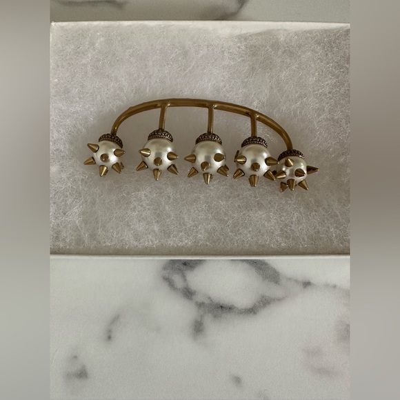 Gucci Multi-Finger Spike and Pearl Ring - Picture 6 of 15